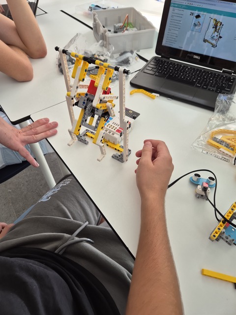 La ETSIT impulsa vocaciones telecos con talleres de Arduino en centros educativos de la Región